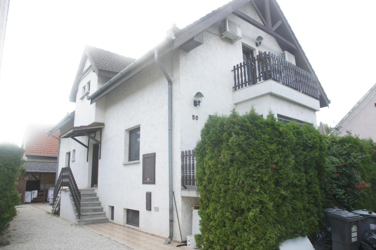 Szuzanna Fenyves Panzio Bed & Breakfast Siofok Bagian luar foto