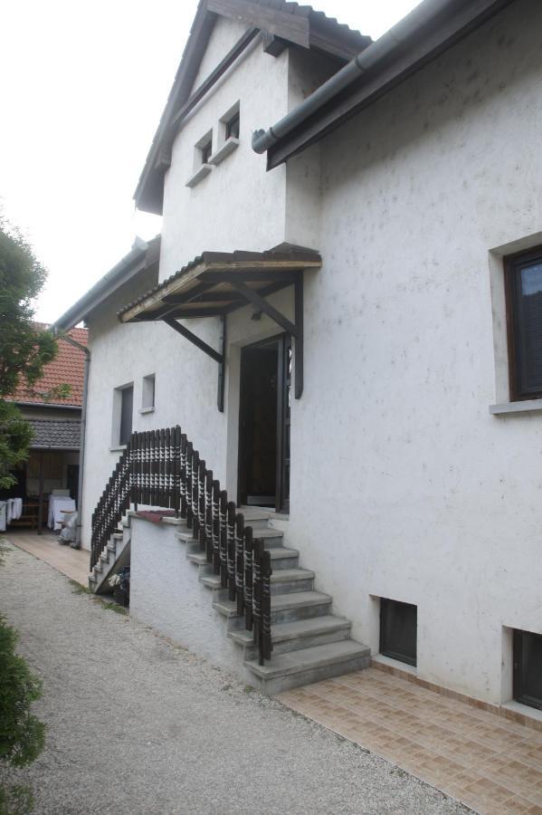 Szuzanna Fenyves Panzio Bed & Breakfast Siofok Bagian luar foto