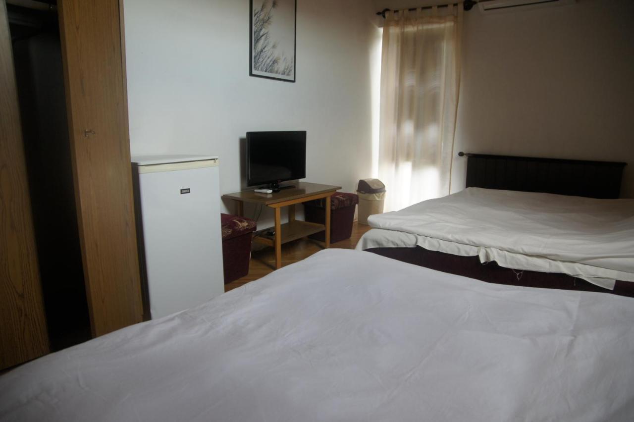 Szuzanna Fenyves Panzio Bed & Breakfast Siofok Bagian luar foto